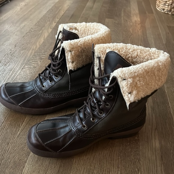 Size 11 Ugg Waterproof Boots - unisex - Picture 3 of 12